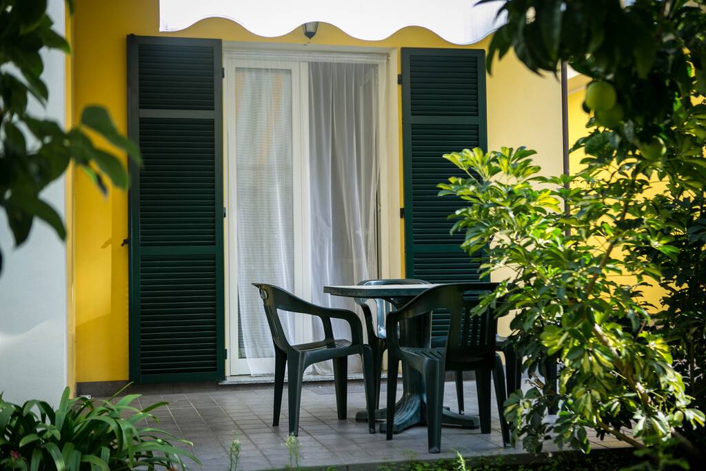 Entrata con patio e giardino