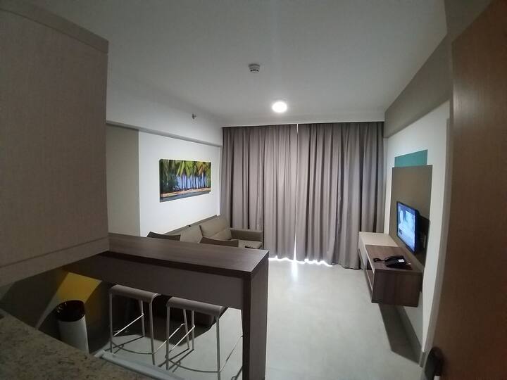 ห้องนั่งเล่นพร้อมสมาร์ททีวีและห้องครัวพร้อมไมโครเวฟและมินิบาร์