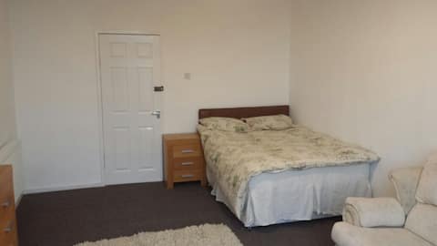 Twin Double room in shared house...next to College