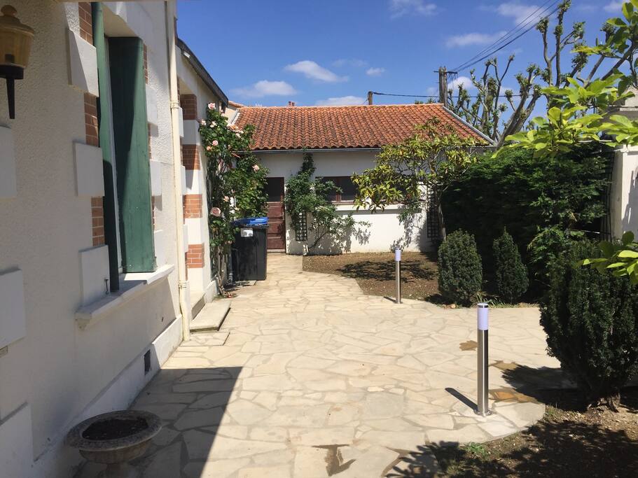jardin devant et derrière parfaitement clos