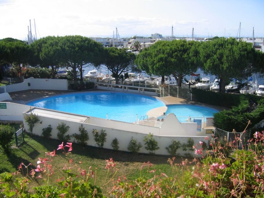 Piscine privée ensoleillée, face au port, réservée aux résidents (petit bassin à 0.64 m et grand bassin jusqu'à 2.15 m). Un bracelet d’accès par personne vous sera fourni le jour de votre arrivée.