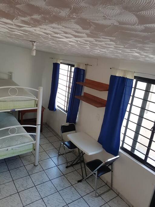 Espaciosa y hermosa habitación bien iluminada.