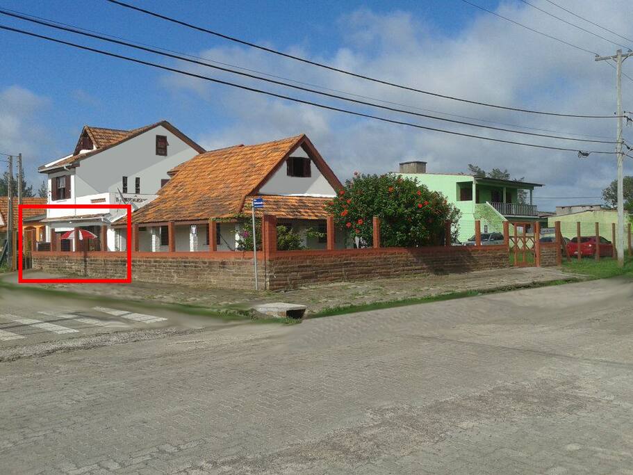 a casa inteira. A casa pra 5 fica embaixo do pico detrás