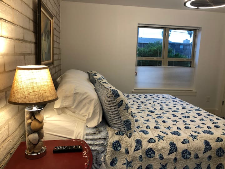 主卧配有一张加大双人床，配有双层床垫。