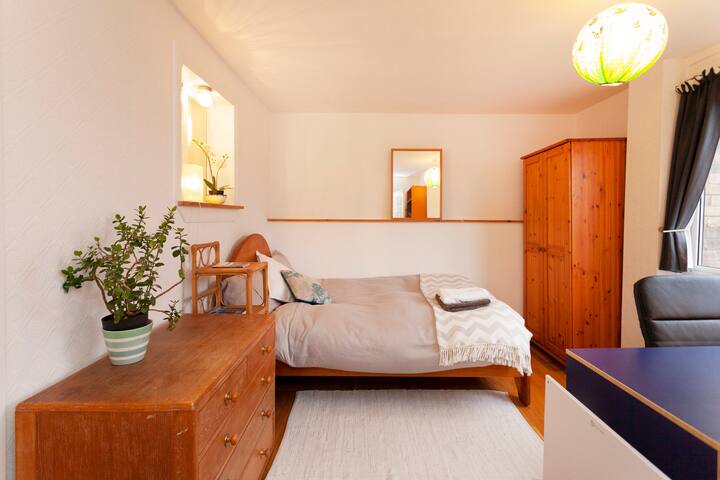 Light, quiet self-contained flat