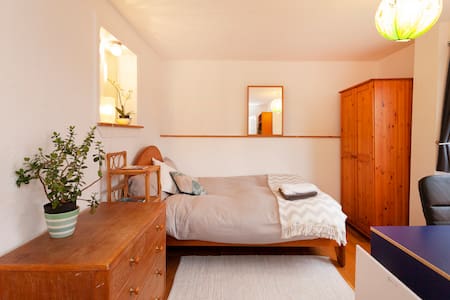 Light, stylish, quiet self-contained apartment