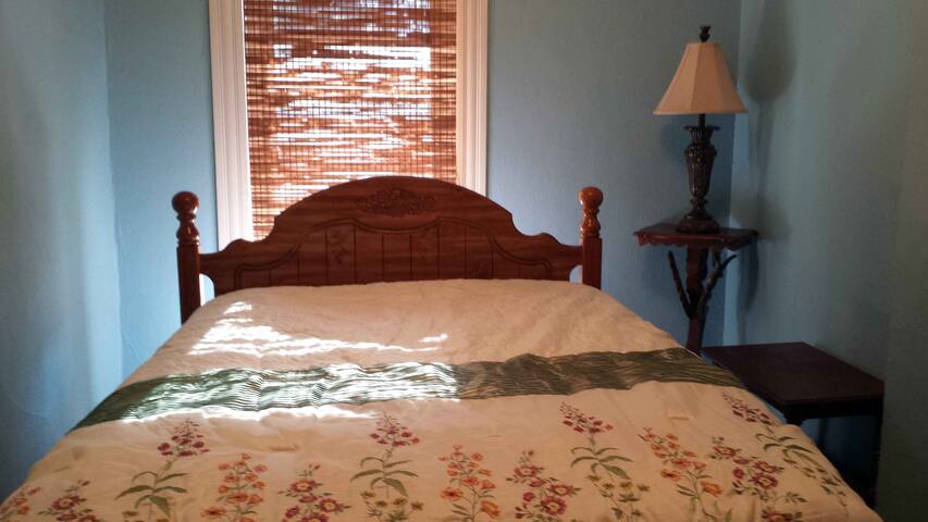 4 room apartment, Sunny,Artsy,Spacious.