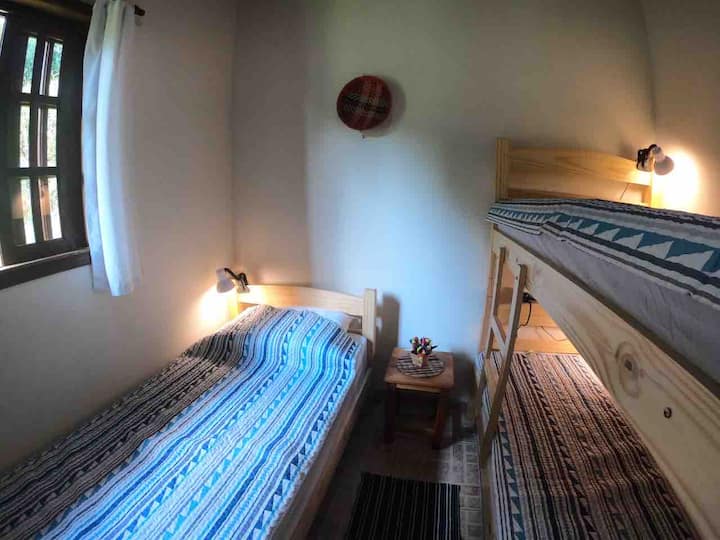 Chumba cha 2 cha kulala kilicho na kitanda cha ghorofa, kitanda cha mtu mmoja na rafu za vitabu