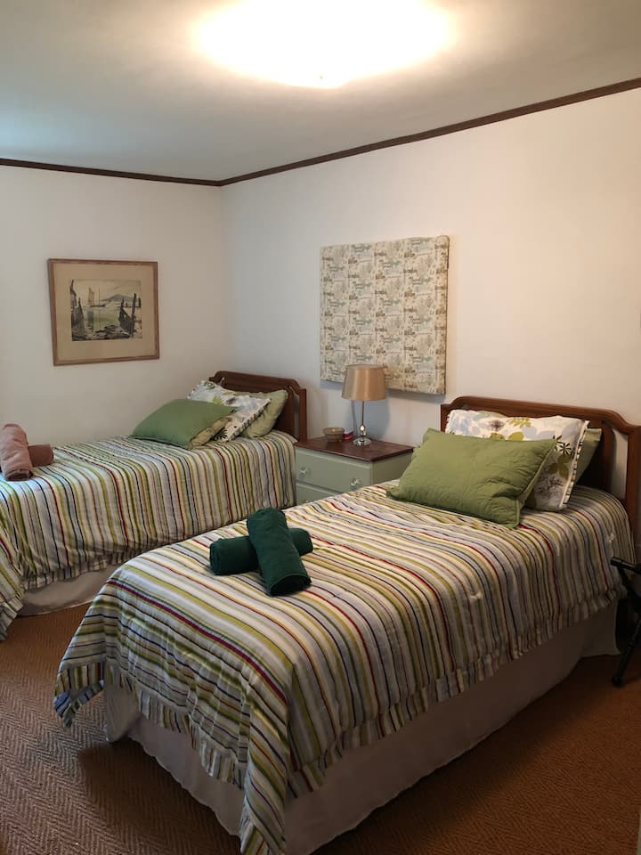 La habitación doble tiene dos camas cómodas, luces, portaequipajes y espacio en el armario.  Todo lo que necesitas. 