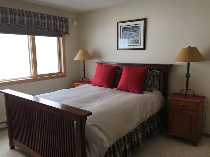 غرفة نوم بسرير بحجم كبير في الطابق الثاني وحمام داخلي. موضوع الصيادين والمراتب الجديدة المصنوعة من مونتانا. 