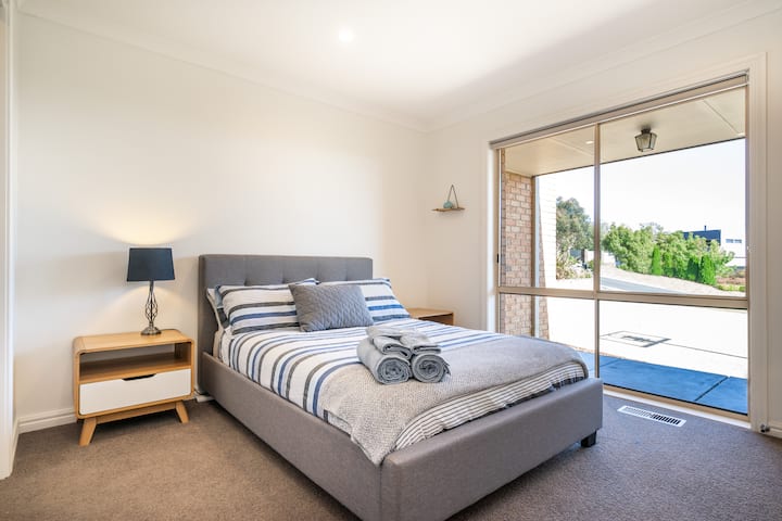 Dhomë gjumi në katin e poshtëm me dhomë pluhuri 