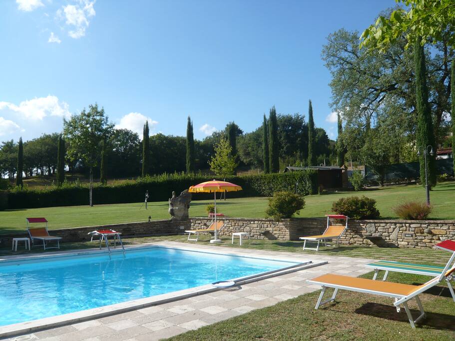 Il giardino con piscina