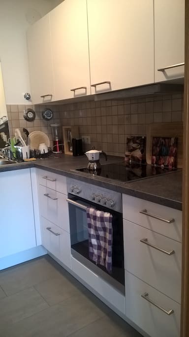 Moderne Küche zum Kochen