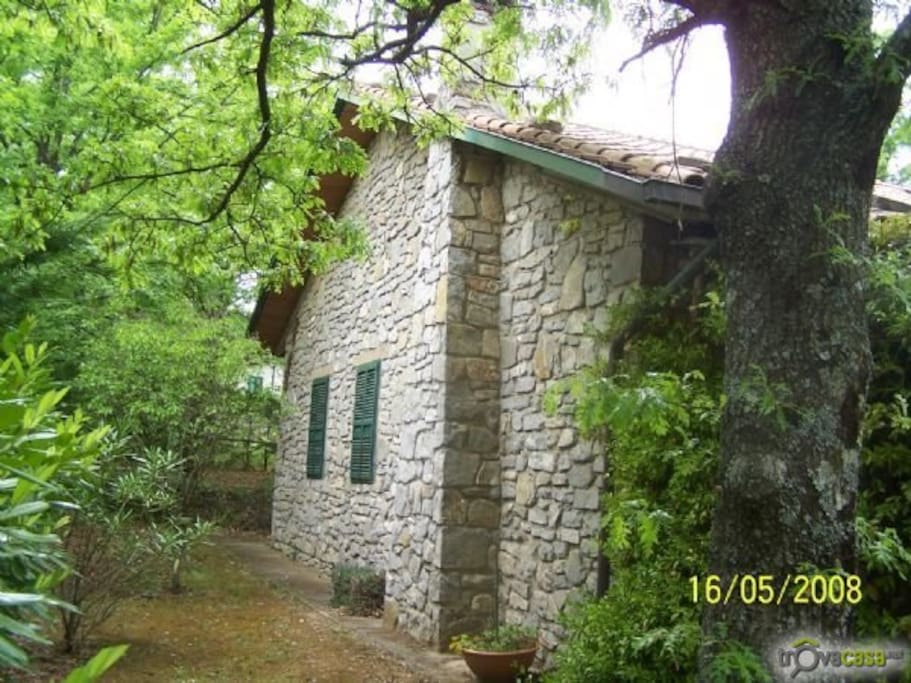 esterno casa con giardino