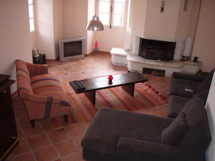 salon avec cheminée