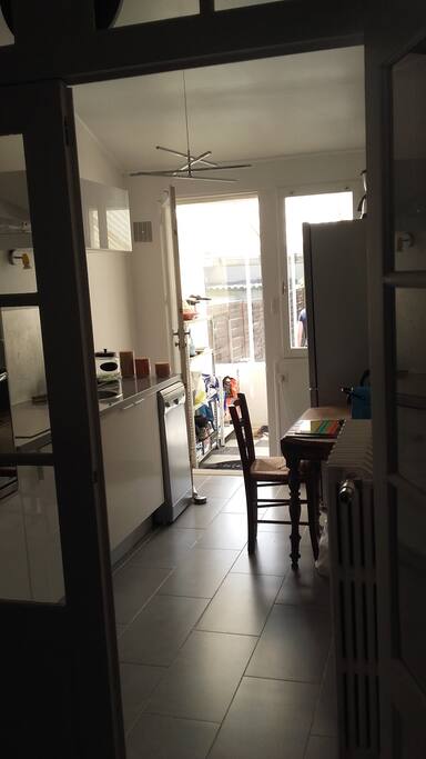 la cuisine qui donne sur la verrière