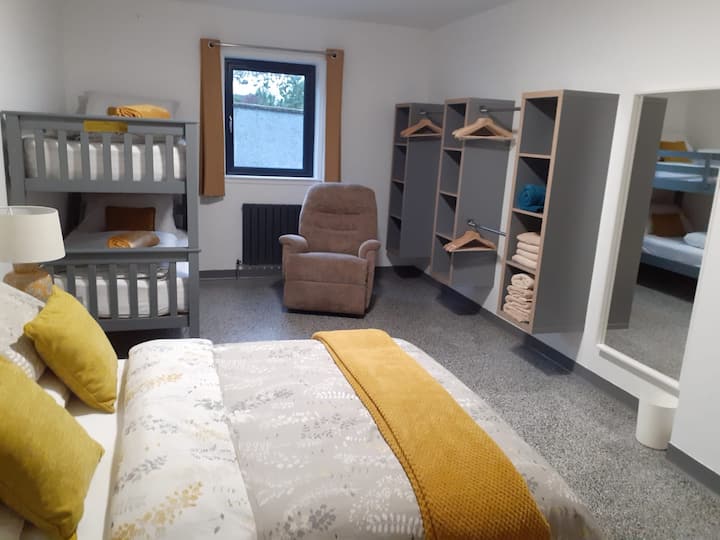 ห้องแดรี่ - เตียงคู่และเตียงสองชั้นยังมีเก้าอี้นอนไฟฟ้าและทีวี  ห้องนี้ได้รับการปรับให้เหมาะกับความต้องการของผู้เข้าพักที่พิการเป็นมิตรกับเก้าอี้รถเข็นและมีระบบโทรฉุกเฉิน