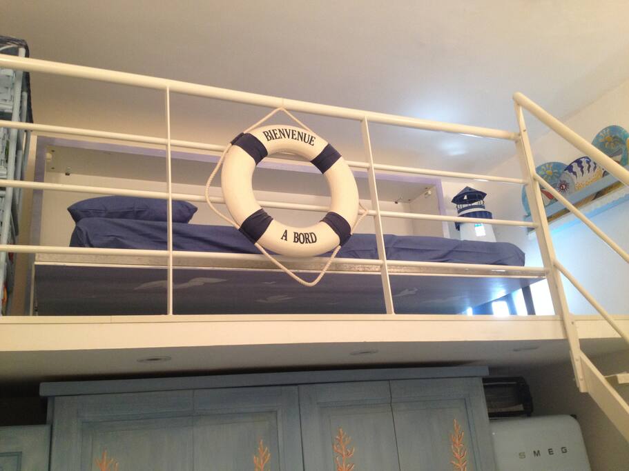 letto singolo sul soppalco aperto
