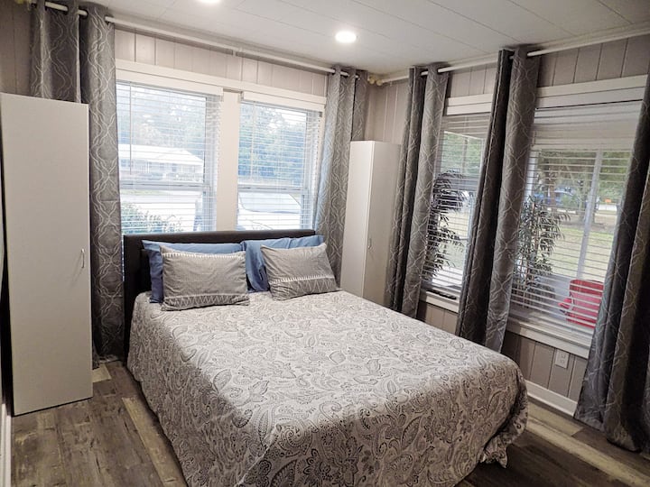 4th Master Bedroom with queen bed, kitchenette, bathroom, 50in SMART TV