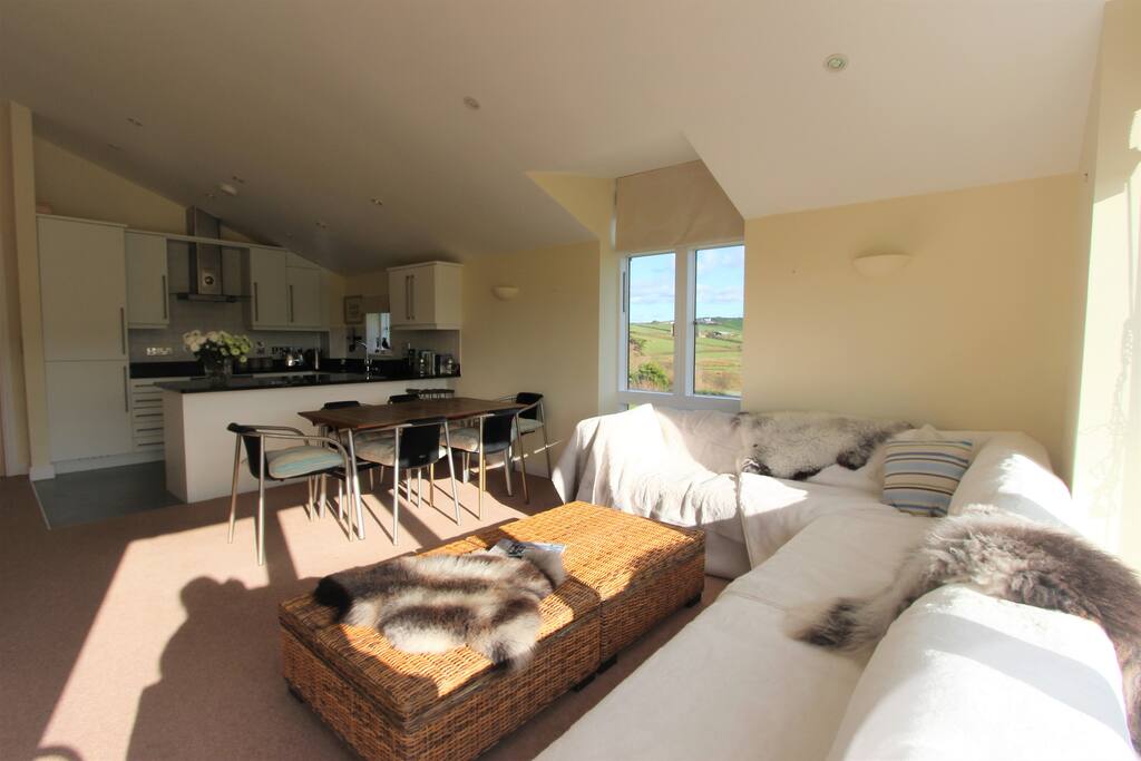 Open plan living room - dining table extendable to seat 6