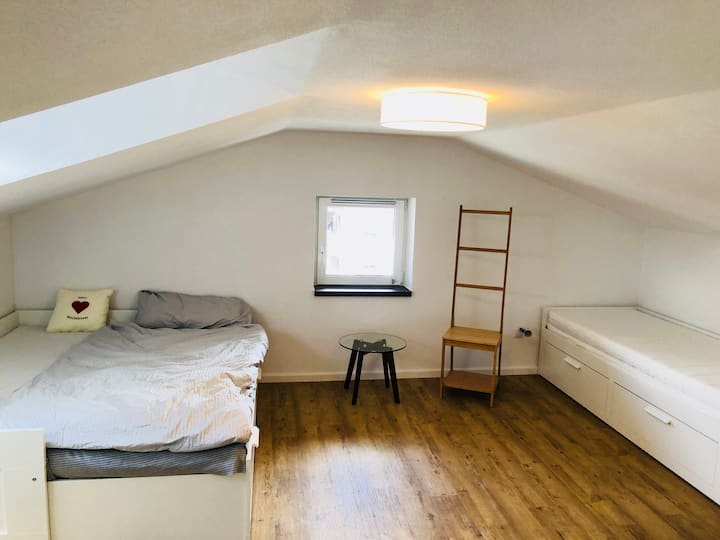 חדר איחסון עם מיטות נפתחות