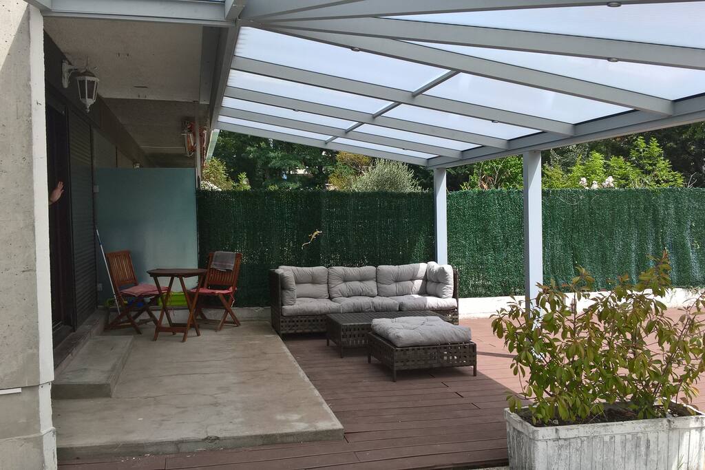 Véranda privative sur 400m2 de terrasse au bord de Genève (Rien que pour vous !)