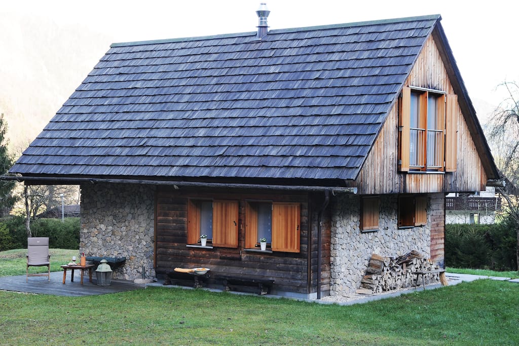 Original highest quality wooden roof made out of shingles ("skodle").