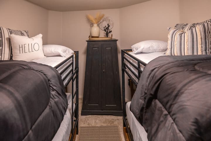 可爱、舒适、巧妙的双层房间。 