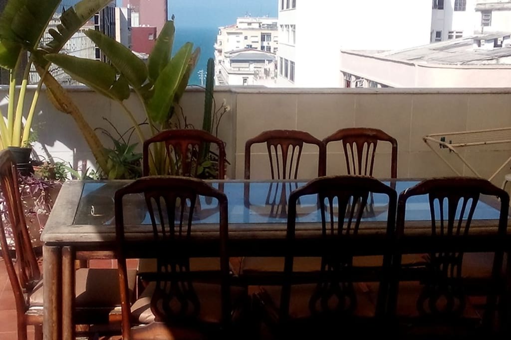 Varanda ampla com vista para o mar