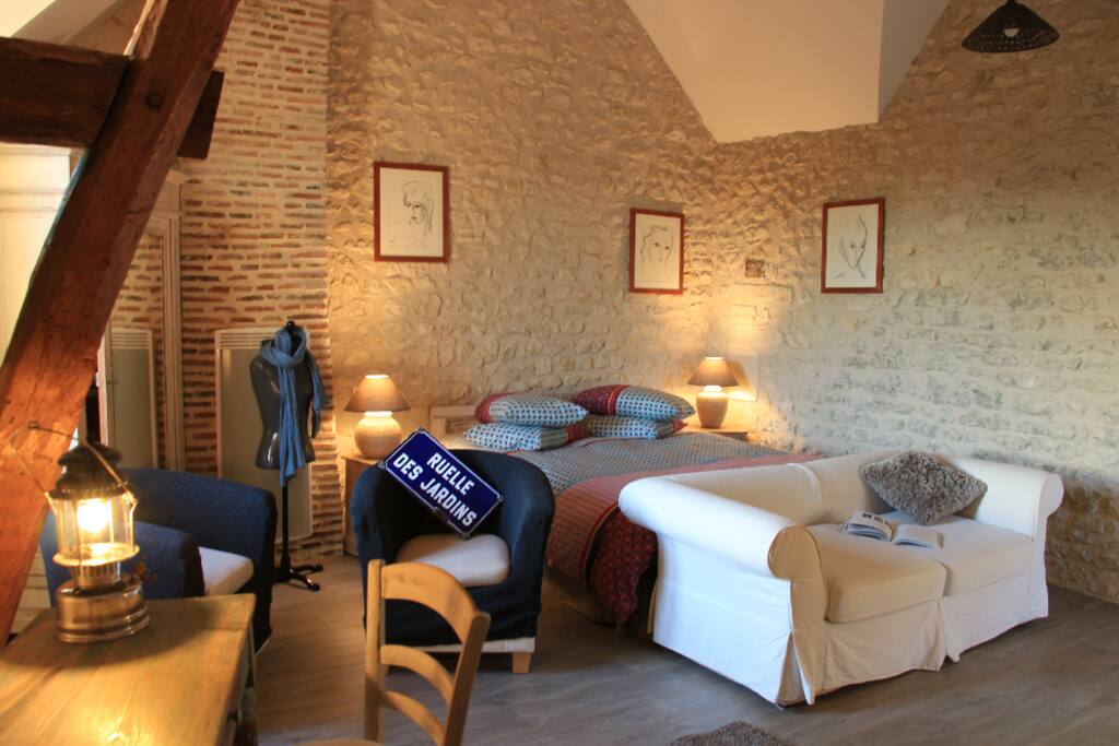 La chambre double avec le grand écran TV DVD et wifi