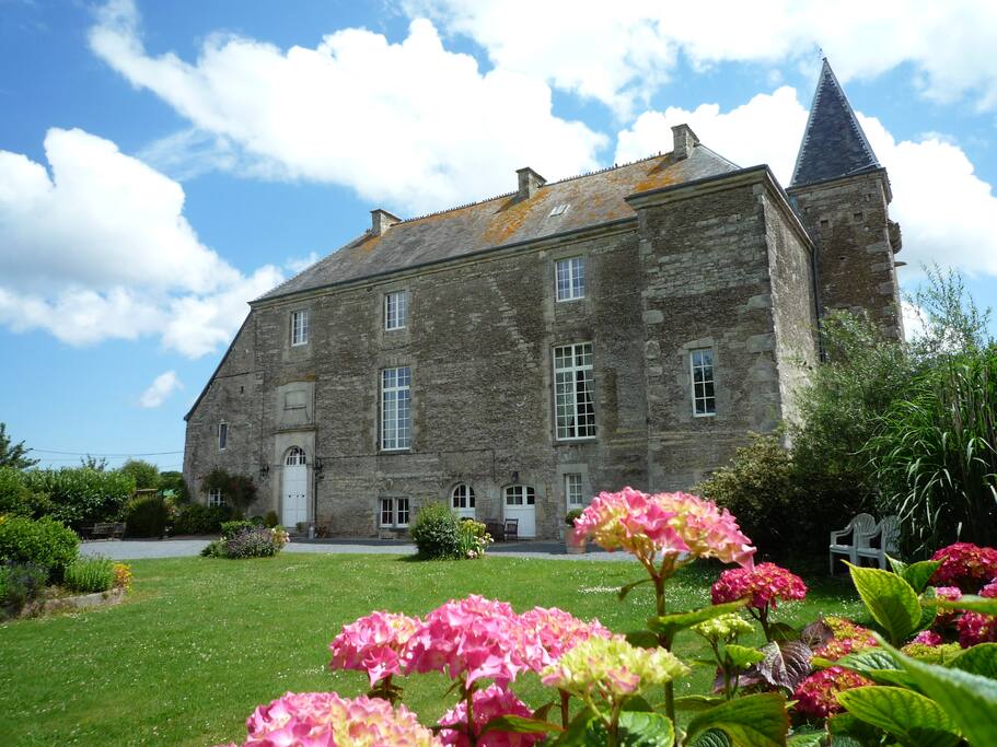L'appartement du Manoir est situé en rez-de-chaussée sur la droite avec accès privé