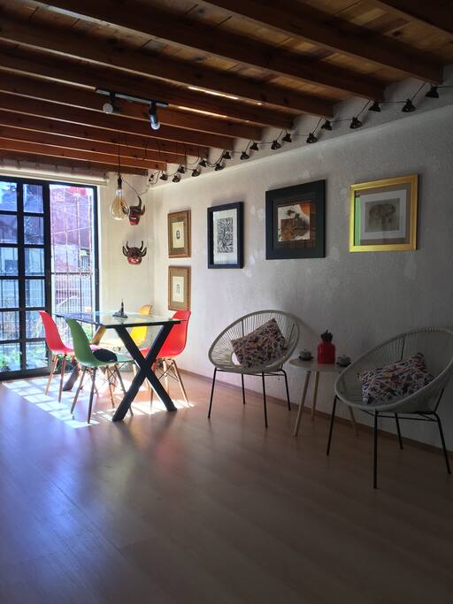 Sala iluminada.