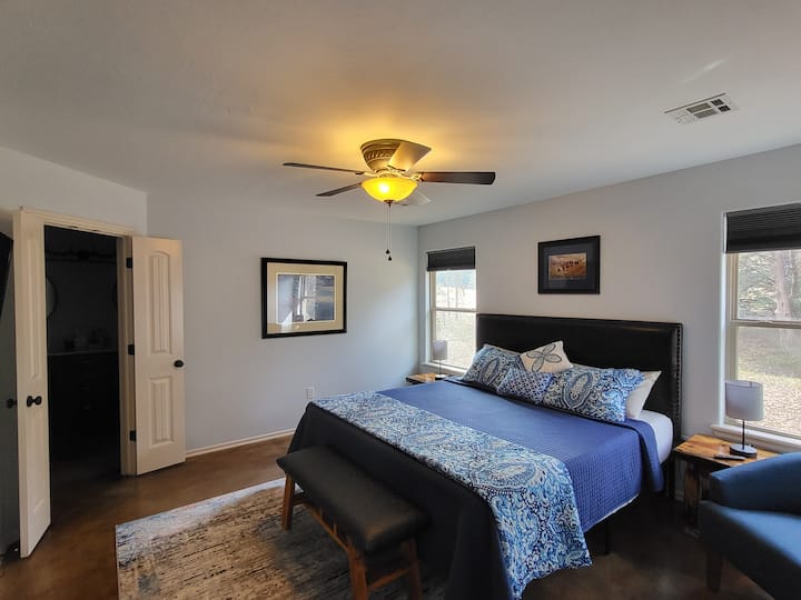 Camera da letto matrimoniale con nuovo materasso king size in memory foam, smart tv da 42", tende oscuranti e bagno e armadio