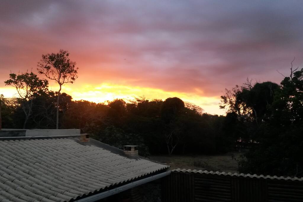 Por do sol visto da varanda dos fundos da casa ( Porto da Barra, praia de Manguinhos)
