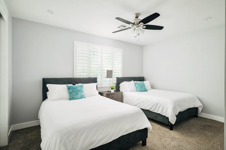 La troisième chambre dispose de deux lits Queen Size, d'une salle de bain attenante et d'un grand placard.