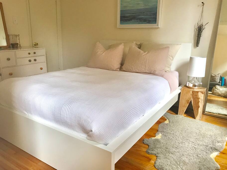 True one bedroom with Queen-sized bed with casper mattress.