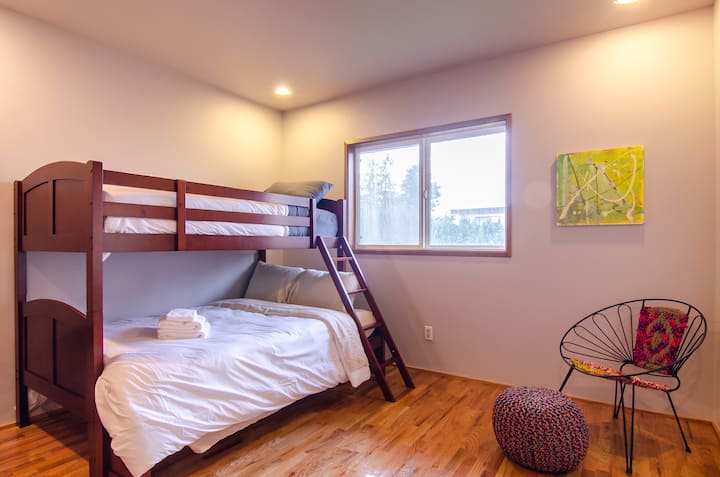 מיטת קומתיים בחדר משותף 