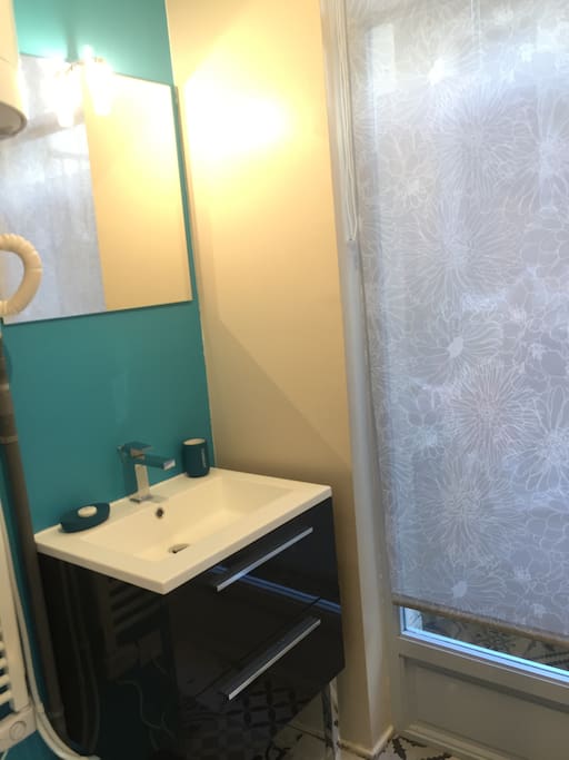 Salle de bain avec douche à l'italienne, WC et lavabo