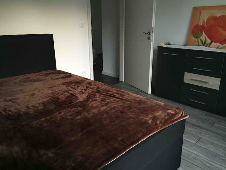 מיטה ושידה בחדר שינה 2