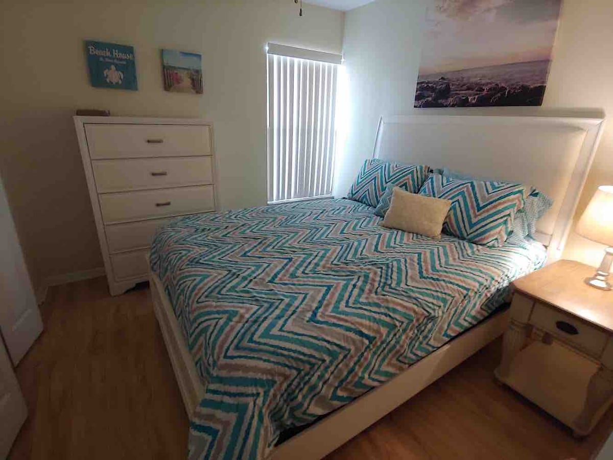 მე-2 საძინებელი 152 × 203 სმ საწოლით, კარადა