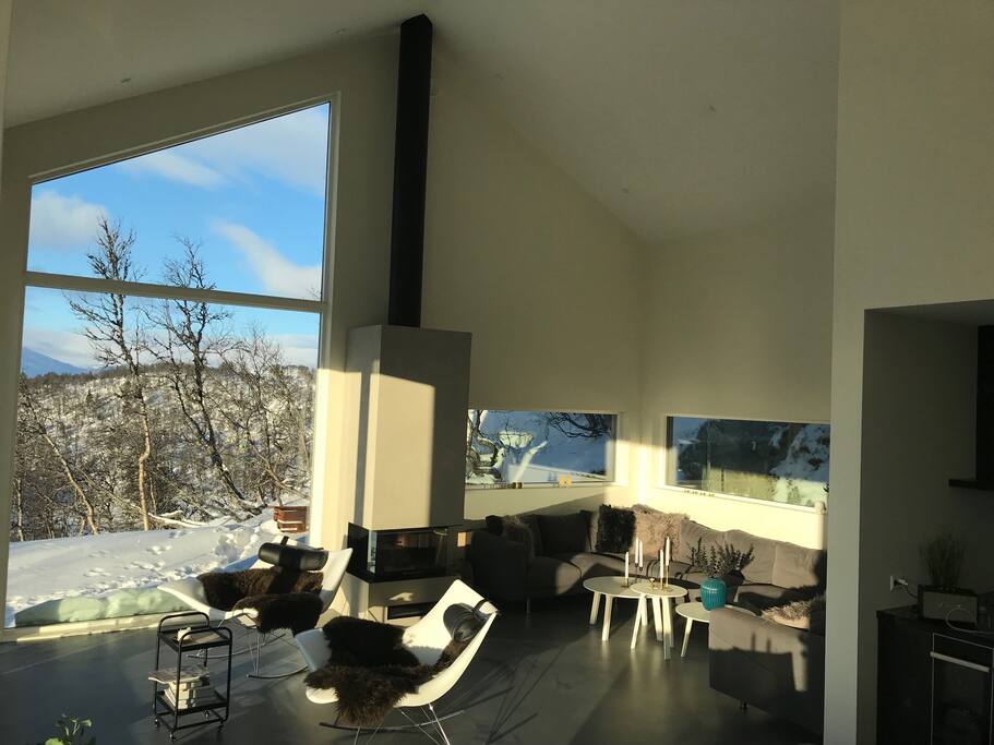 Stue med massevis av sofaplass