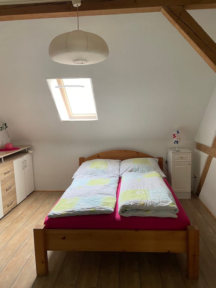 Საძინებელი (1.40 x2 მ)