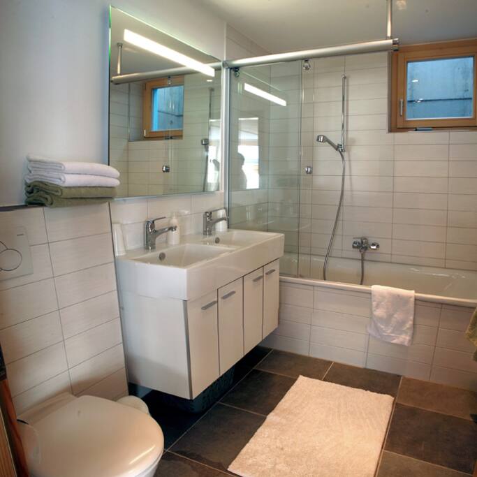 Bad mit Wanne, Doppelwaschbecken und WC, Handtuchwärmer