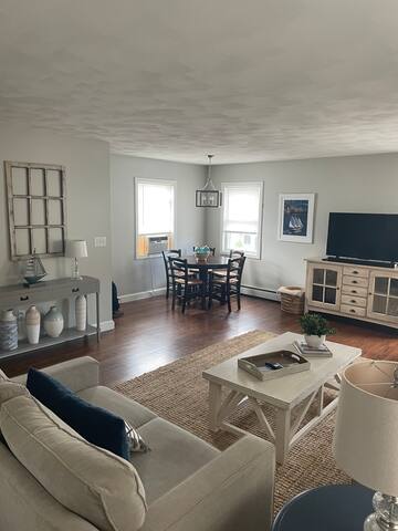 SUMMER RENTAL 3 bdrm with garage & fenced-in yard! gallery image 5