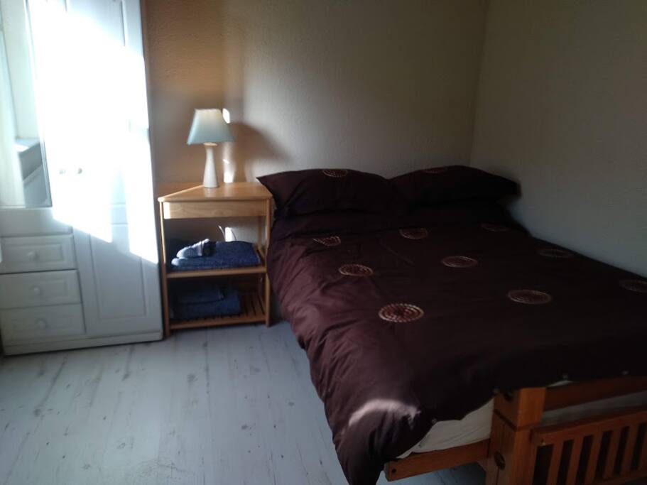 Main bedroom with en-suite, 4'6'' bed