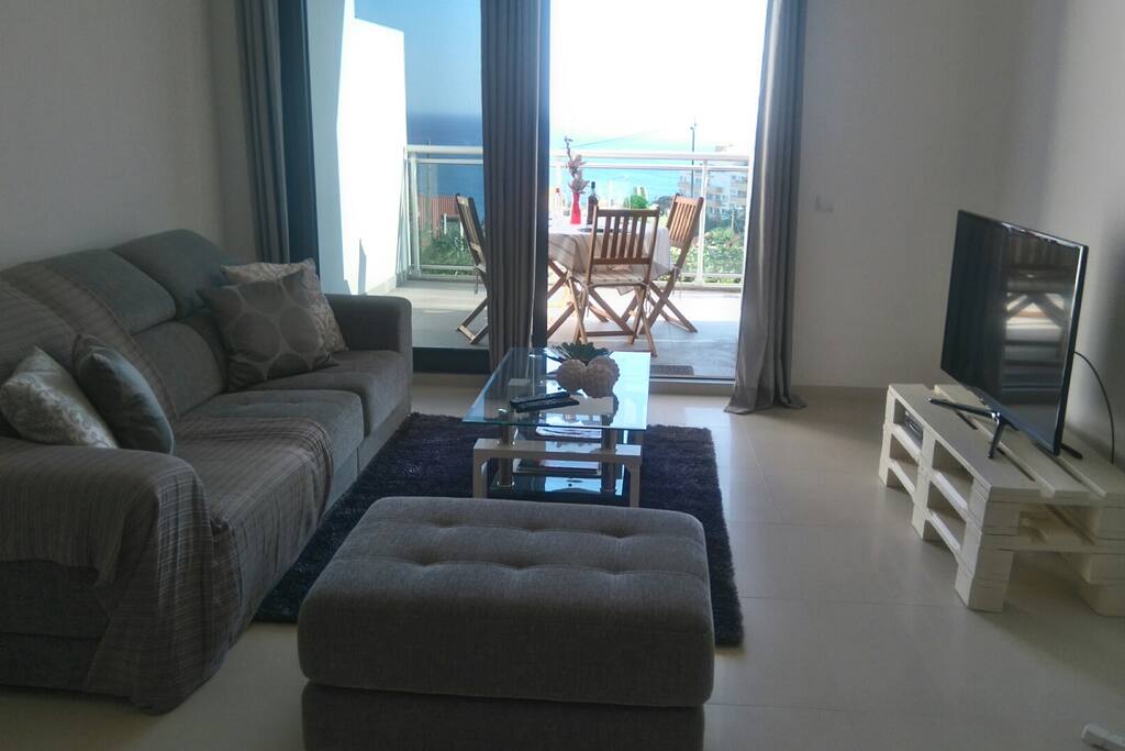 Sala com varanda e vista mar