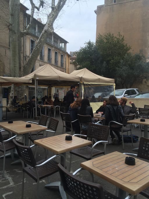 Un des nombreux cafés du quartier.