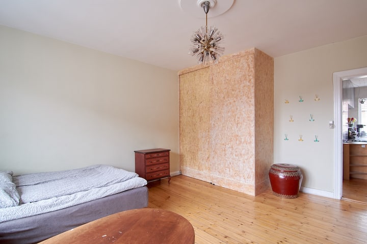 Habitación 4 con biblioteca