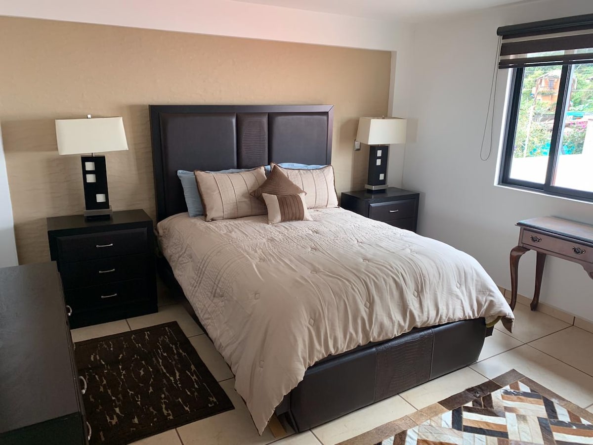 第二间卧室配有标准双人床。 