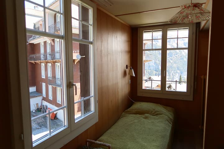 غرفة أطفال بسريرين في الطابق الأول